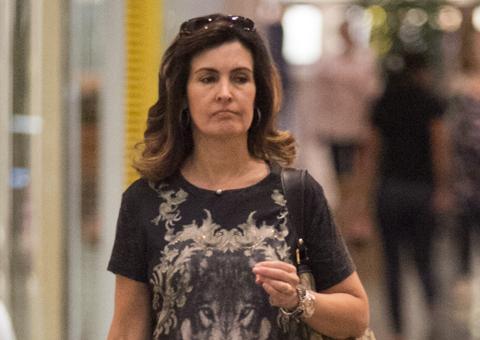 Com semblante cansado, Fátima Bernardes aproveita folga para fazer compras no shopping